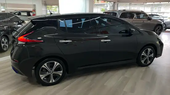 NISSAN-LEAF-2019