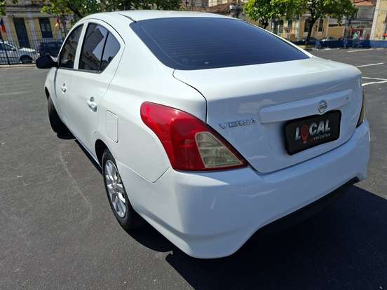 NISSAN-VERSA-2017