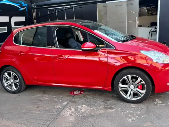 PEUGEOT-208-1.6 GRIFFE 16V FLEX 4P AUTOMÁTICO PEUGEOT-208-2013