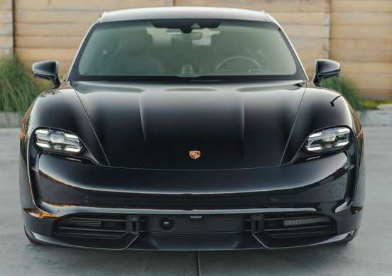 PORSCHE-TAYCAN-2021