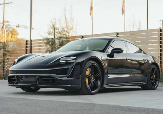 PORSCHE-TAYCAN-2021