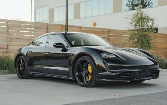 PORSCHE-TAYCAN-2021