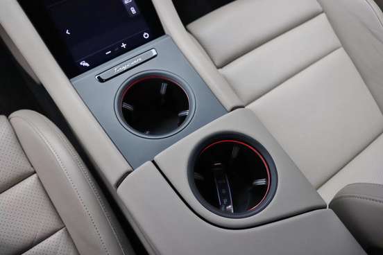 PORSCHE-TAYCAN-2021