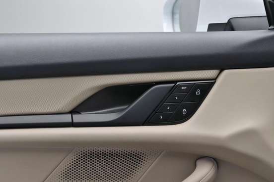 PORSCHE-TAYCAN-2021
