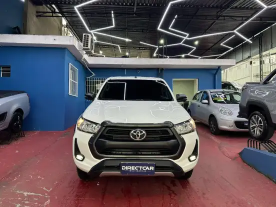 TOYOTA-HILUX-2.8 D-4D TURBO DIESEL CD SR 4X4 AUTOMÁTICO TOYOTA-HILUX-2023