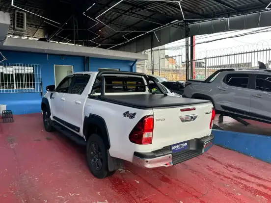 TOYOTA-HILUX-2.8 D-4D TURBO DIESEL CD SR 4X4 AUTOMÁTICO TOYOTA-HILUX-2023