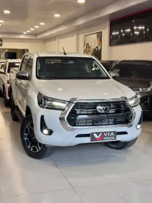 TOYOTA-HILUX-2023