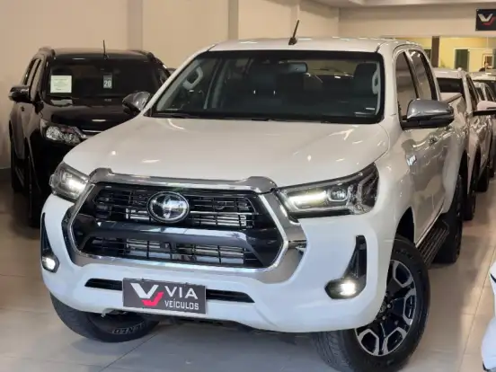 TOYOTA-HILUX-2.8 D-4D TURBO DIESEL CD SRX 4X4 AUTOMÁTICO TOYOTA-HILUX-2023