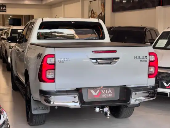 TOYOTA-HILUX-2.8 D-4D TURBO DIESEL CD SRX 4X4 AUTOMÁTICO TOYOTA-HILUX-2023