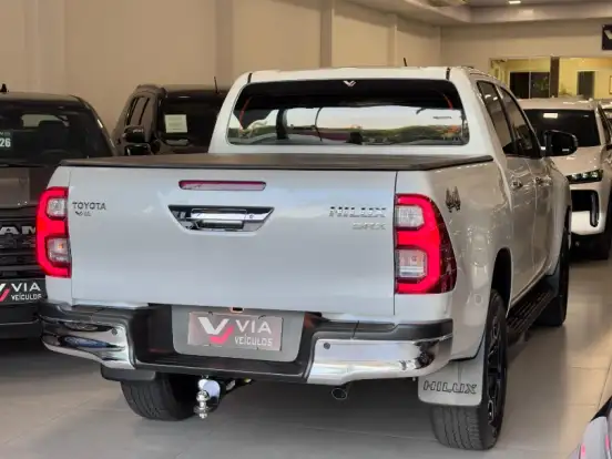 TOYOTA-HILUX-2.8 D-4D TURBO DIESEL CD SRX 4X4 AUTOMÁTICO TOYOTA-HILUX-2023