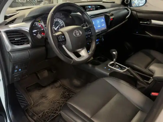 TOYOTA-HILUX-2.8 D-4D TURBO DIESEL CD SRX 4X4 AUTOMÁTICO TOYOTA-HILUX-2023