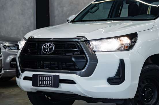 TOYOTA-HILUX-2023