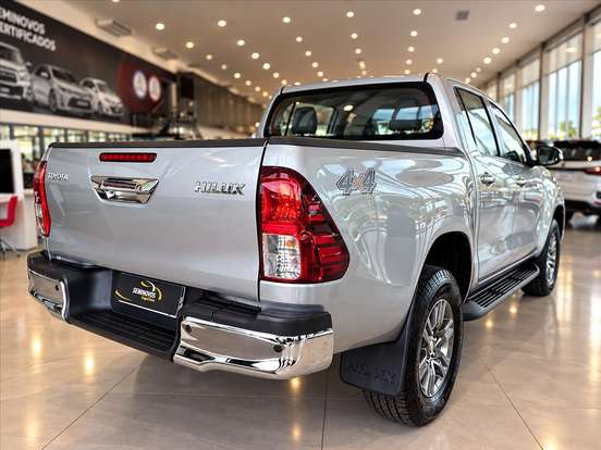 TOYOTA-HILUX-2.8 D-4D TURBO DIESEL CD SR 4X4 AUTOMÁTICO TOYOTA-HILUX-2023