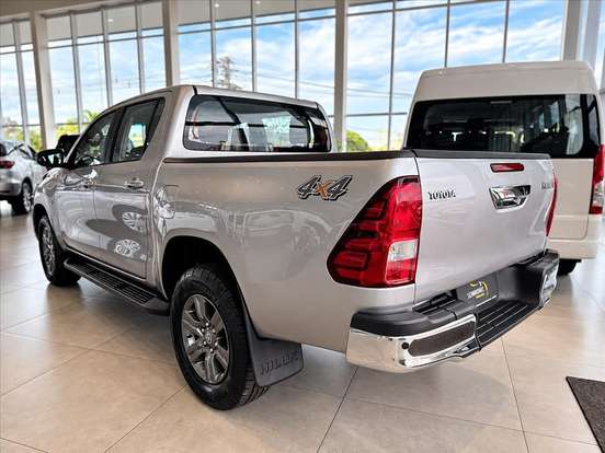 TOYOTA-HILUX-2023