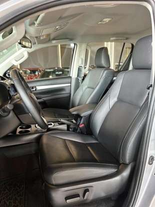 TOYOTA-HILUX-2.8 D-4D TURBO DIESEL CD SRX 4X4 AUTOMÁTICO TOYOTA-HILUX-2025