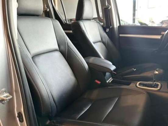 TOYOTA-HILUX-2.8 D-4D TURBO DIESEL CD SRX 4X4 AUTOMÁTICO TOYOTA-HILUX-2025