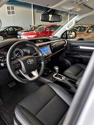 TOYOTA-HILUX-2.8 D-4D TURBO DIESEL CD SRX 4X4 AUTOMÁTICO TOYOTA-HILUX-2025