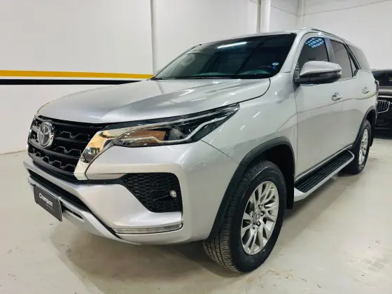 TOYOTA HILUX SW4 2.8 D-4D TURBO DIESEL SRX 7L 4X4 AUTOMÁTICO
