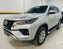 TOYOTA HILUX SW4 2.8 D-4D TURBO DIESEL SRX 7L 4X4 AUTOMÁTICO TOYOTA HILUX SW4 2.8 D-4D TURBO DIESEL SRX 7L 4X4 AUTOMÁTICO