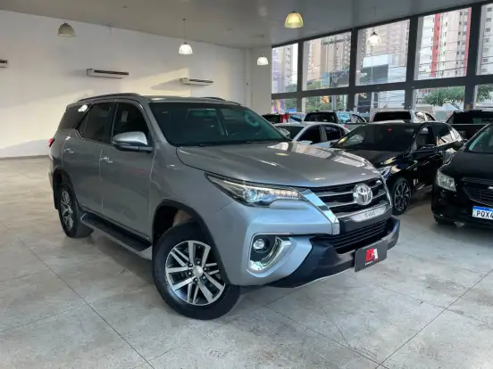 TOYOTA-HILUX SW4-2.8 SRX 4X4 7 LUGARES 16V TURBO INTERCOOLER DIESEL 4P AUTOMÁTICO TOYOTA-HILUX SW4-2018