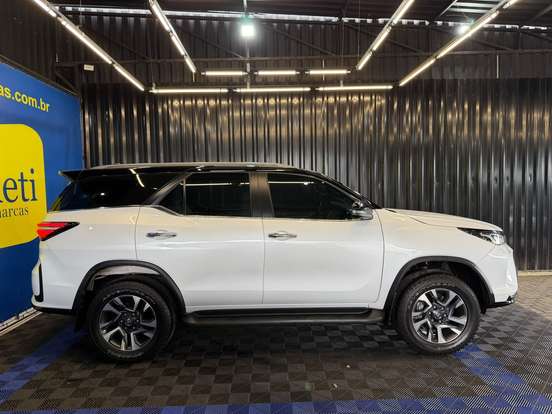 TOYOTA-HILUX SW4-2024
