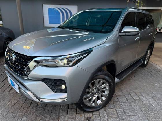 TOYOTA HILUX SW4 2.8 D-4D TURBO DIESEL SRX 7L 4X4 AUTOMÁTICO