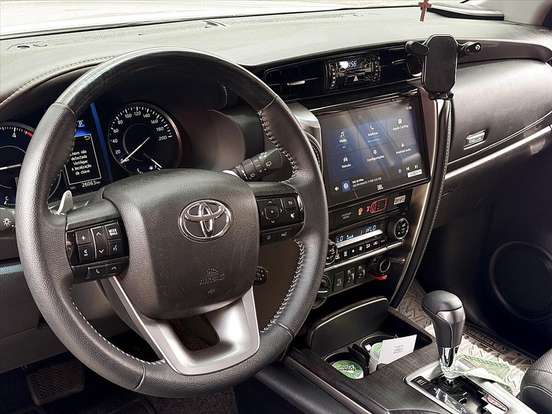 TOYOTA-HILUX SW4-2.8 D-4D TURBO DIESEL SRX PLATINUM 7L 4X4 AUTOMÁTICO TOYOTA-HILUX SW4-2025