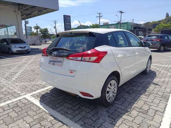 TOYOTA-YARIS-2023