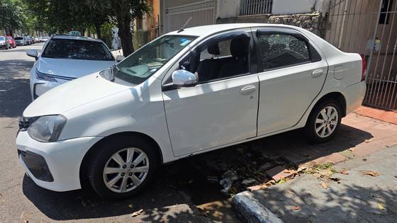TOYOTA ETIOS 1.5 X PLUS SEDAN 16V FLEX 4P AUTOMÁTICO