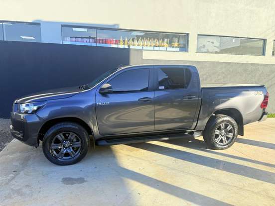 TOYOTA-HILUX-2.8 D-4D TURBO DIESEL CD SR 4X4 AUTOMÁTICO TOYOTA-HILUX-2025
