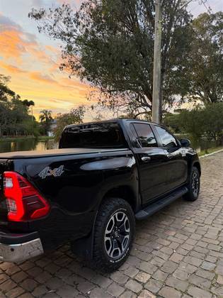 TOYOTA HILUX 2.8 D-4D TURBO DIESEL CD SRX 4X4 AUTOMÁTICO