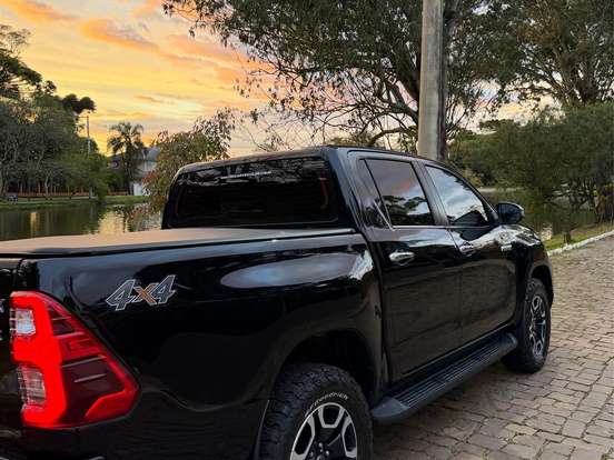 TOYOTA-HILUX-2.8 D-4D TURBO DIESEL CD SRX 4X4 AUTOMÁTICO TOYOTA-HILUX-2022