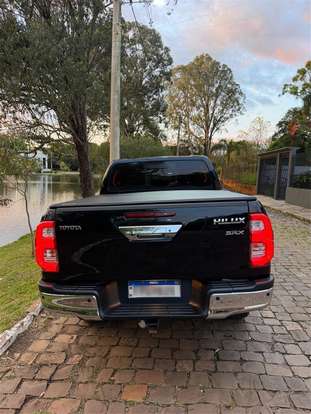 TOYOTA-HILUX-2022