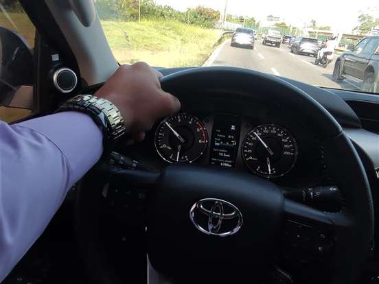 TOYOTA-HILUX-2.8 D-4D TURBO DIESEL CD SRX 4X4 AUTOMÁTICO TOYOTA-HILUX-2025