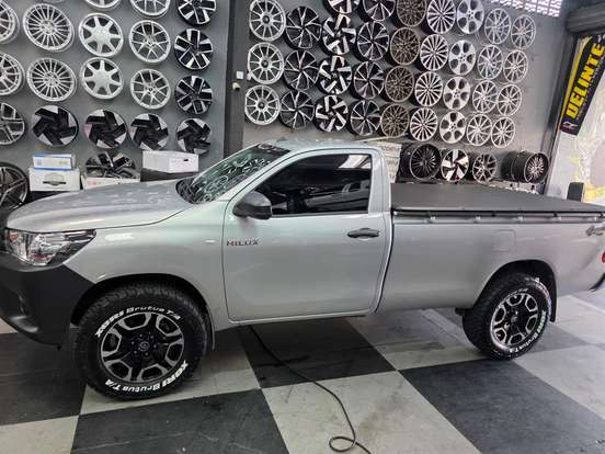 TOYOTA-HILUX-2.8 D-4D TURBO DIESEL CS 4X4 AUTOMÁTICO TOYOTA-HILUX-2025