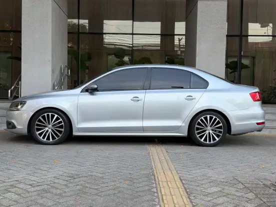 VOLKSWAGEN-JETTA-2012