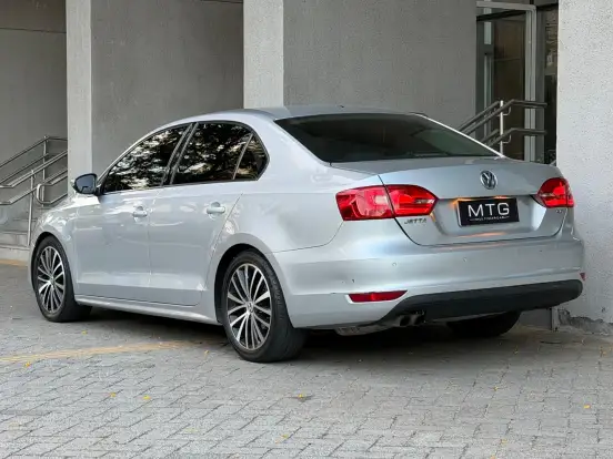 VOLKSWAGEN-JETTA-2012