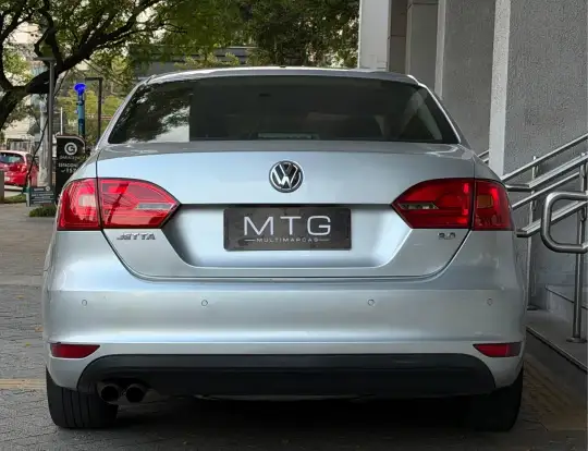 VOLKSWAGEN-JETTA-2012