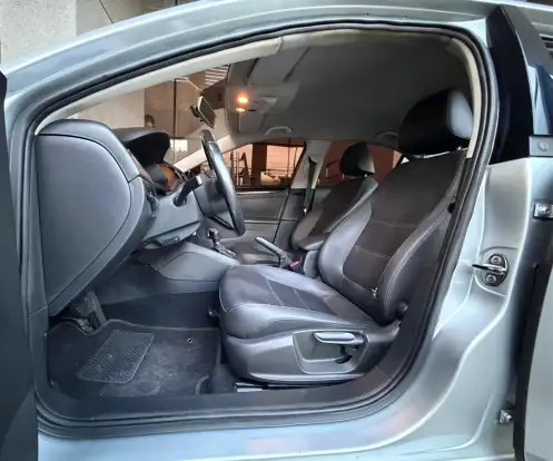 VOLKSWAGEN-JETTA-2012