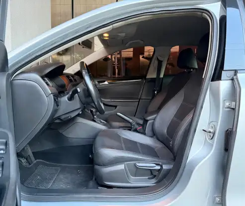 VOLKSWAGEN-JETTA-2012
