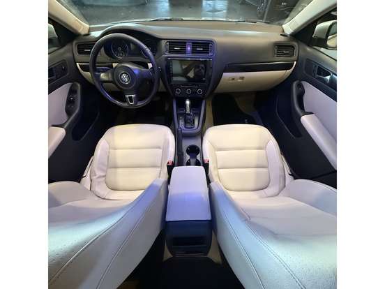 VOLKSWAGEN-JETTA-2011