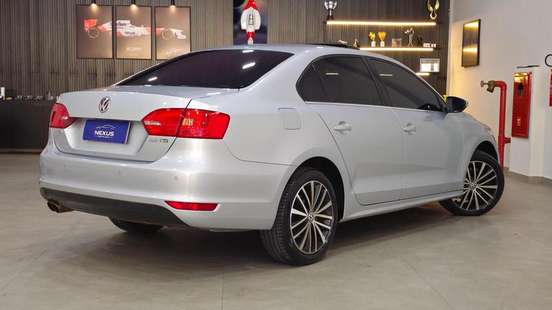 VOLKSWAGEN-JETTA-2011