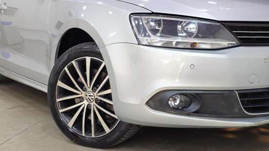 VOLKSWAGEN-JETTA-2011