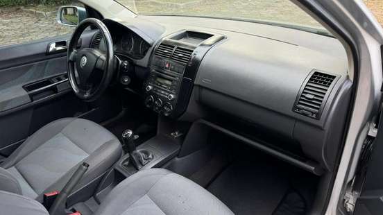VOLKSWAGEN-POLO SEDAN-2011