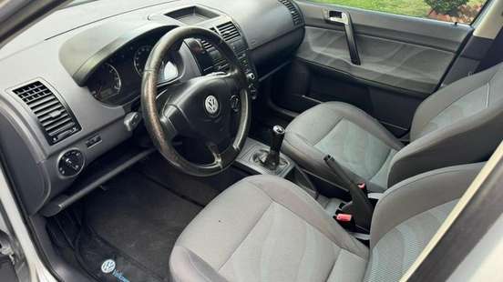 VOLKSWAGEN-POLO SEDAN-2011
