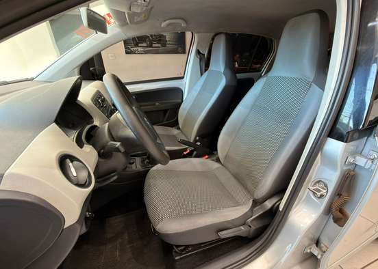 VOLKSWAGEN-UP-2015