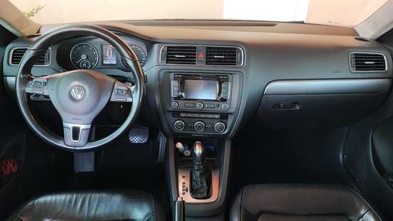 VOLKSWAGEN-JETTA-2012