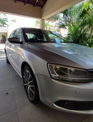 VOLKSWAGEN-JETTA-2012