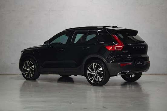 VOLVO-XC40-2020