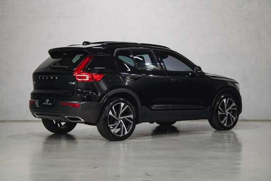 VOLVO-XC40-2020